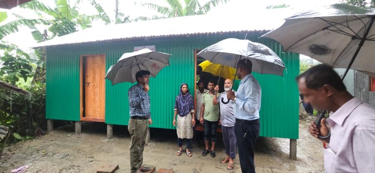 ইউএনওর মহতী উদ্যোগ ও রহমাতুননেছা শিক্ষা উন্নয়ন ফাউন্ডেশনের সহায়তায় কালুখালীতে অসহায় পরিবার পেল নতুন ঘর