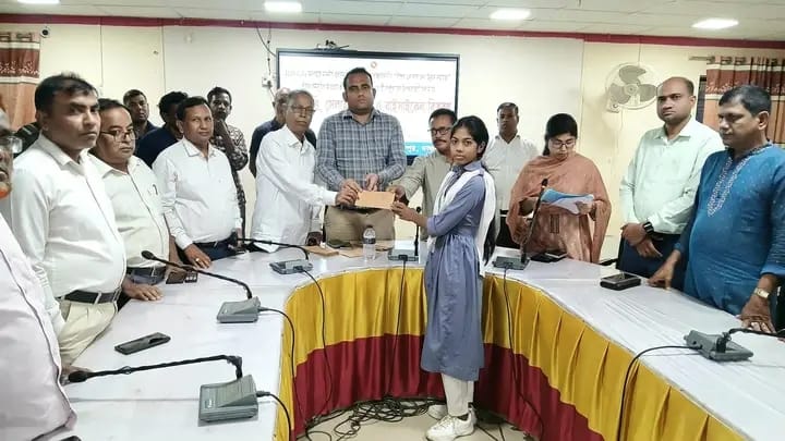 শ্রীপুরে ক্ষুদ্র নৃ-গোষ্ঠী সম্প্রদায়ের মাঝে উপবৃত্তি- সেলাই মেশিন ও বাইসাইকেল বিতরণ