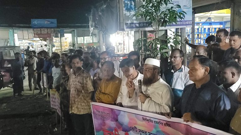 মাদকের বিরুদ্ধে জিরো টলারেন্স: ফুলবাড়ীতে ১৮তম দিনের মানববন্ধনে জেলা পরিষদ প্রশাসক কায়কোবাদ।