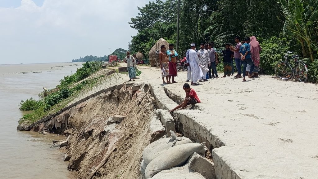 চিলমারীতে ব্রহ্মপুত্র নদের ডান তীরের ধস রক্ষায় দায়সারা কাজে চরম উৎকন্ঠায় এলাকাবাসী
