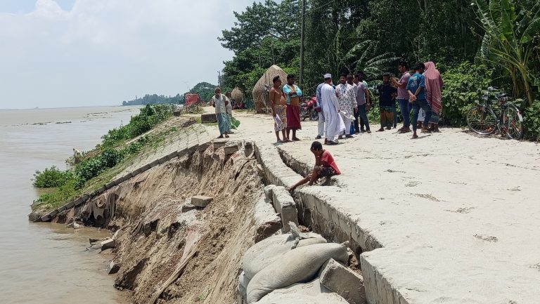 চিলমারীতে ব্রহ্মপুত্র নদের ডান তীরের ধস রক্ষায় দায়সারা কাজে চরম উৎকন্ঠায় এলাকাবাসী