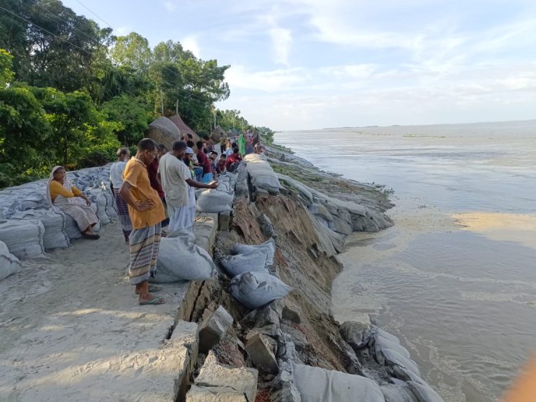 ব্রহ্মপুত্র নদের ভাঙনের হাত হতে চিলমারী রক্ষার দাবিতে মানব বন্ধন অনুষ্ঠিত