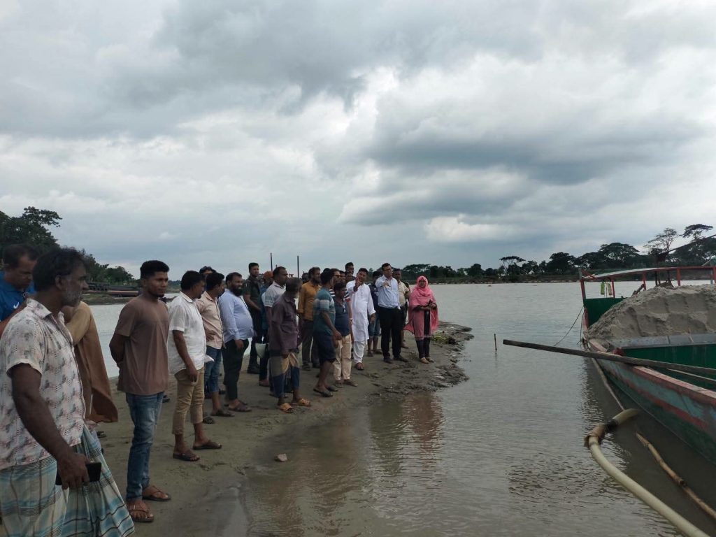 নদী রক্ষায় প্রশাসনের অভিযান, ঈশ্বরগঞ্জে বালুভর্তি ট্রলার জব্দ