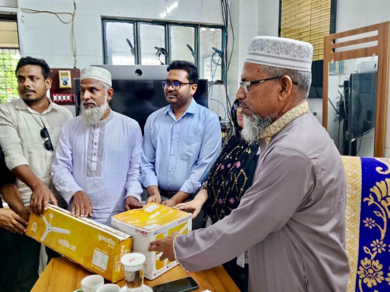 স্বাস্থ্য কমপ্লেক্সে রোগীদের কষ্ট দেখে তাৎক্ষণিক ১১টি সিলিং ফ্যানের ব্যবস্থা করলেন এমপি আছগার