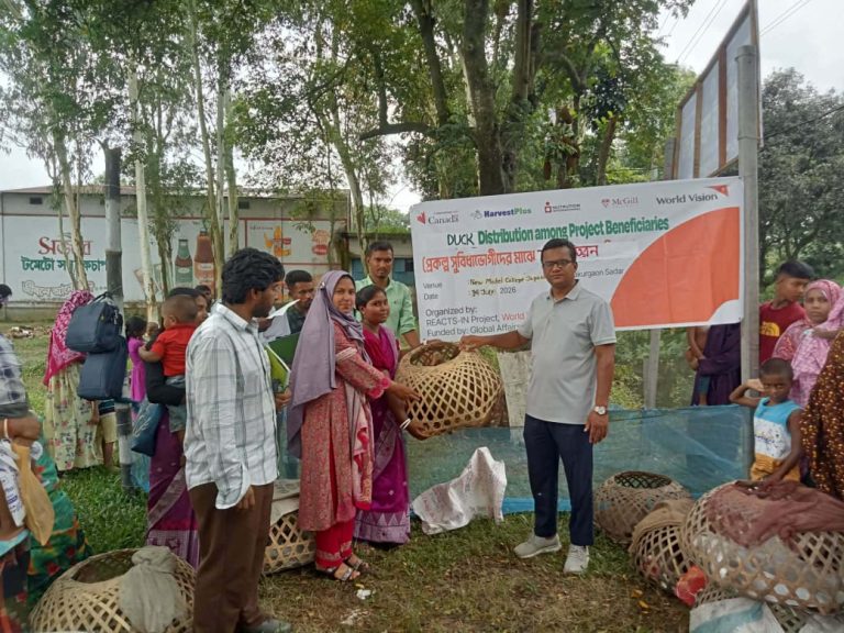 ওয়াল্ড ভিশন ঠাকূরগাঁও রিয্যাক্টস ইন প্রকল্পের আওতায় সুবিধাভোগীদের মাঝে হাঁস বিতরণ