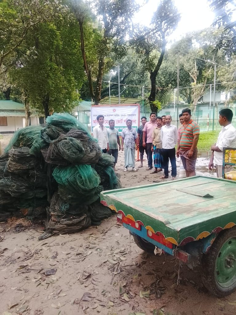 পীরগঞ্জে বিভিন্ন জলাশয় থেকে চায়না দুয়ারী ও কারেন্ট জাল জব্দ।
