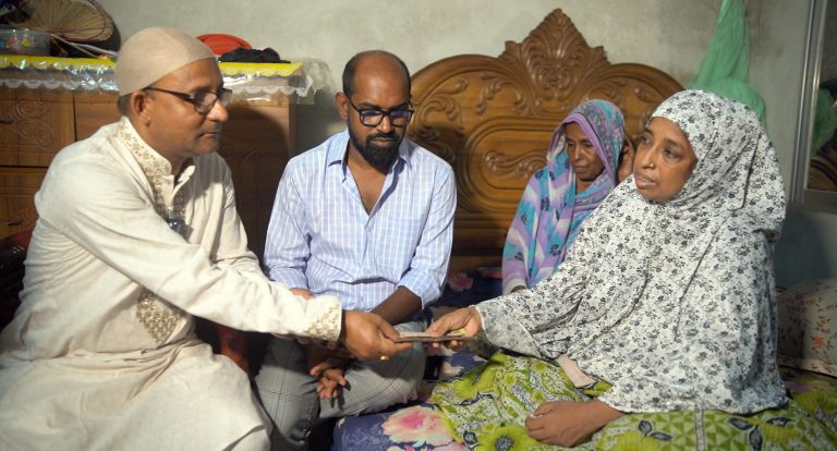 দর্শনায় কিডনি রোগীর চিকিৎসার জন্য অনুদান দিলেন কচি কণ্ঠের আসর