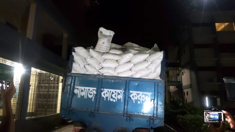 ঠাকূরগাঁওয়ে ট্রাক ভর্তি ৩৮০ বস্তা ডিএপি সার জব্দ।