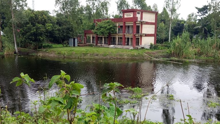 চিলমারীতে ইউএনও’র হস্তক্ষেপে বিদ্যালয়গামী নতুন রাস্তার কাজে আনন্দিত শিক্ষক,শিক্ষার্থী ও অভিভাবক