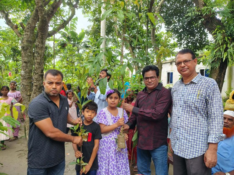 হাদিস মিয়ার উদ্বোধনে ইশ্বরগঞ্জে ৩০০ শিক্ষার্থীর মাঝে বৃক্ষের চারা বিতরণ