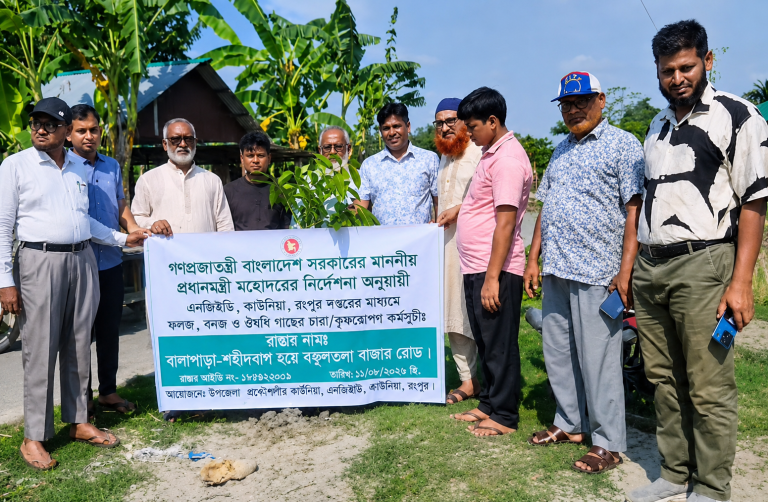 কাউনিয়ায় এলজিইডির উদ্যোগে সড়কের পাশে গাছের চারা রোপণ