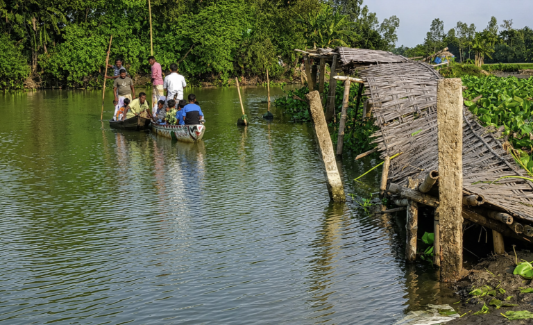 কাউনিয়ায় পাকা সেতু না থাকায় ডিঙি নৌকায় ঝুঁকি নিয়ে নদী পারাপার