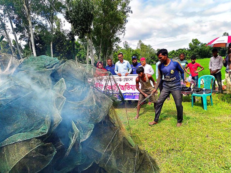 কাউনিয়ায় অবৈধ রিং জালের বিরুদ্ধে অভিযান, জব্দের পর বিনষ্ট