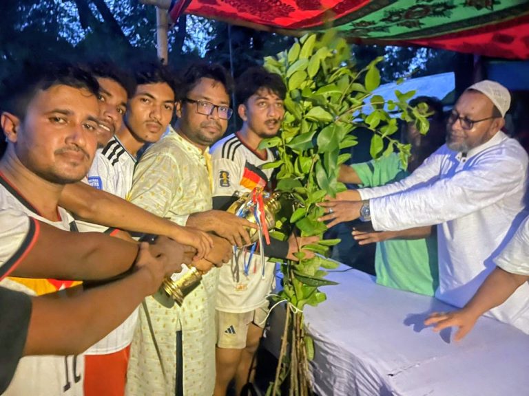 কাউনিয়ায় ফুটবল ফাইনাল শেষে কেওয়াইএসডিওর উদ্যোগে গাছের চারা বিতরণ