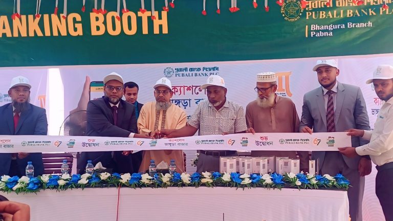 ভাঙ্গুড়া বাজারে পূবালী ব্যাংকের ‘ক্যাশলেস এক দেশ এক QR’ সেবা উদ্বোধন