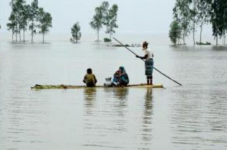 বানভাসি মানুষের অভিযোগ: নাগেশ্বরীতে ত্রাণের চাল বিতরণ হয়নি, গুদামে সংরক্ষণের দাবি প্রশাসনের