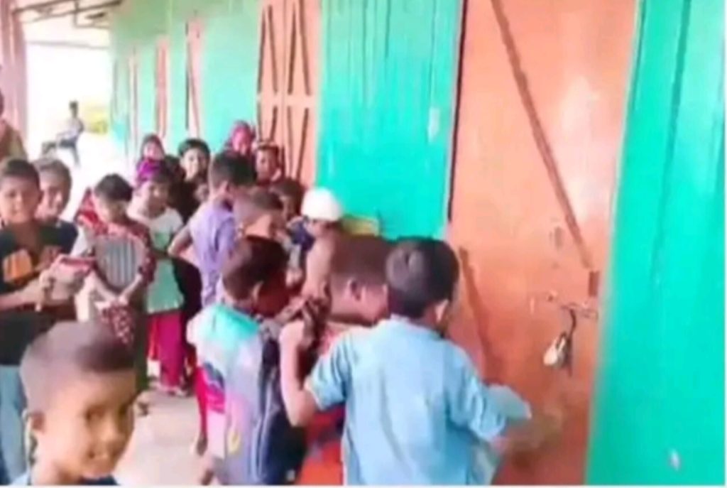 শিক্ষক নেই, লাঠিসোঁটা হাতে আন্দোলনে প্রাথমিকের শিক্ষার্থীরা