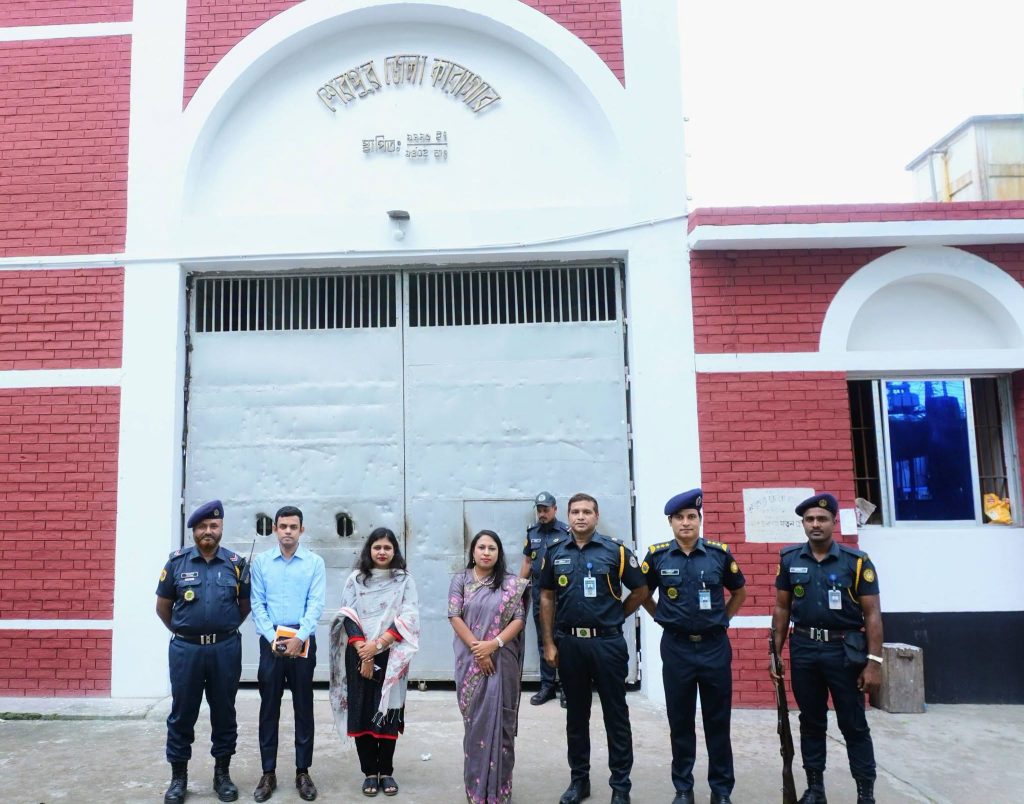 কারাগারে বন্দিদের সুযোগ-সুবিধা পরিদর্শনে শেরপুরের জেলা প্রশাসক