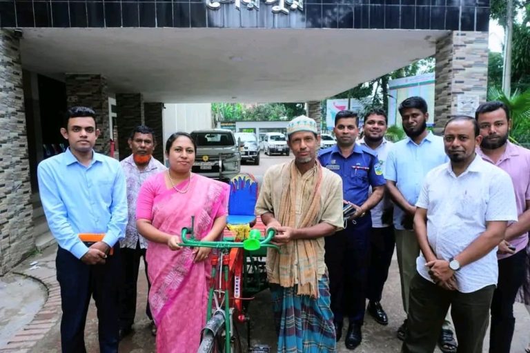 মানবিক সহায়তায় অসহায় জহুরুল ইসলামকে ভ্যানগাড়ি প্রদান