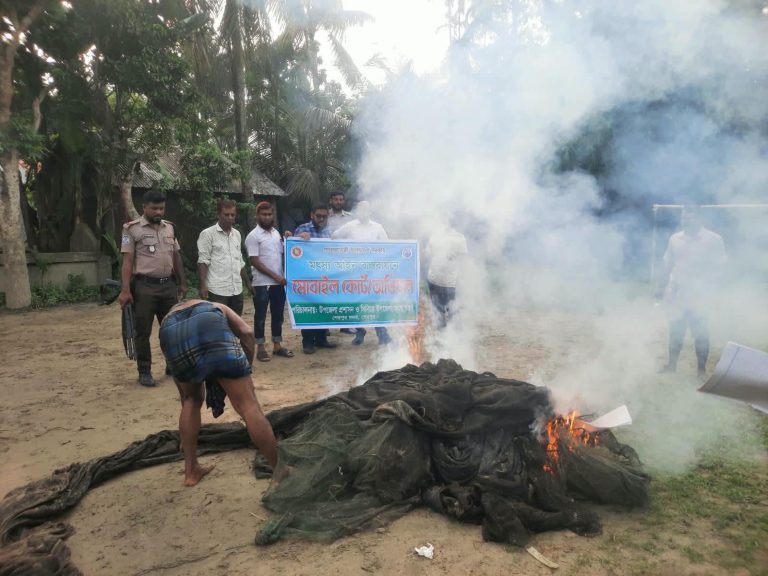 শেরপুরে খাল থেকে লক্ষাধিক টাকার নি/ষিদ্ধ চায়না দুয়ারী ও রিং জাল উ/দ্ধার