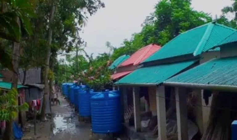 টুঙ্গিপাড়ার আশ্রয়ণ প্রকল্পে নীরবতা, তালাবদ্ধ ঘরে আগাছার দখল