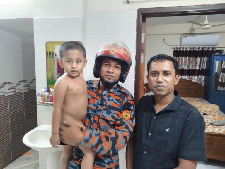 ফ্ল্যাটের ভেতর আটকা তিন বছরের শিশু, ফায়ার সার্ভিসের তৎপরতায় উদ্ধার
