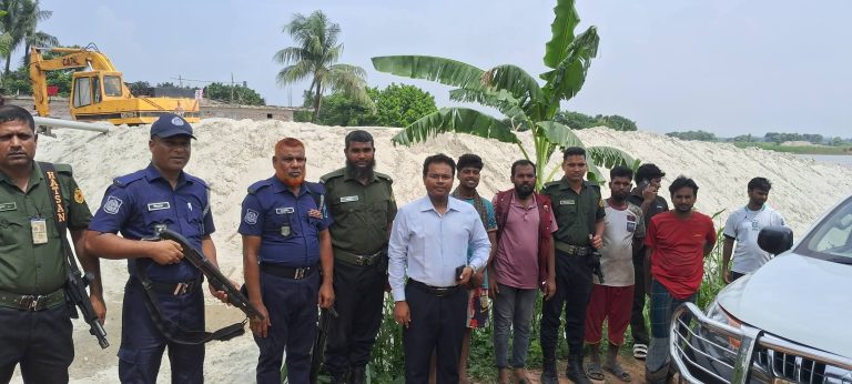 পদ্মায় অবৈধ বালুর কারবারে অভিযান, আটক ১