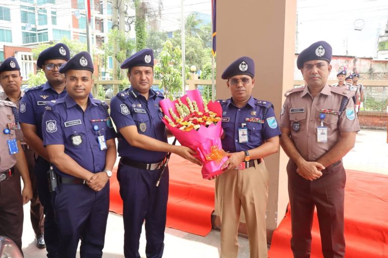 গোপালগঞ্জে পুলিশি কার্যক্রম পরিদর্শনে ঢাকা রেঞ্জের অ্যাডিশনাল ডিআইজি