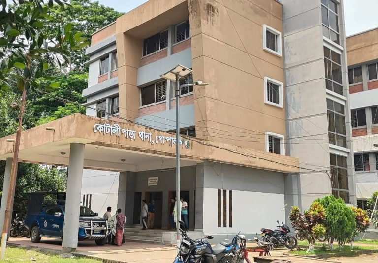 কোটালীপাড়ায় গৃহবধূকে আটকে রেখে ধ-র্ষ-ণের অ-ভি-যোগ, থানায় মা-ম-লা