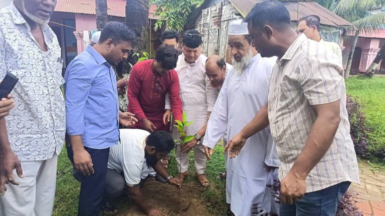 ২০ কোটি বৃক্ষরোপণ কর্মসূচি: ঈদগাঁওতে শিক্ষার্থীদের মাঝে গাছের চারা বিতরণ