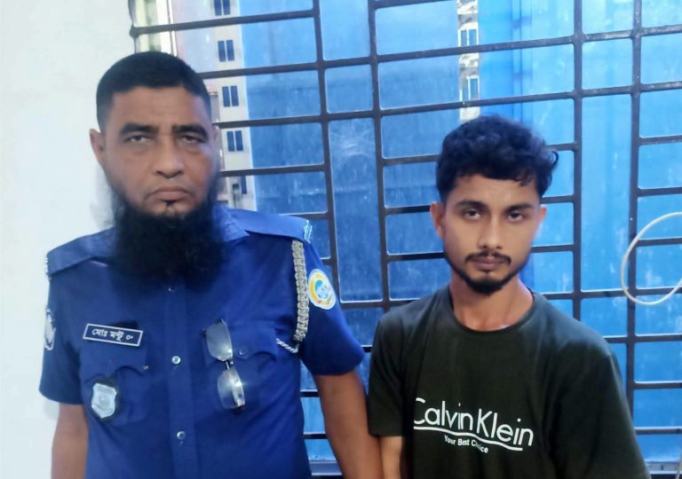 পিরোজপুর নেছারাবাদে প্রবাসীর বাড়িতে ঢুকে হামলার অভিযোগ, ছাত্রলীগ নেতা আটক; আহত ৩