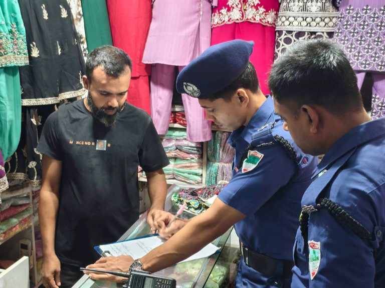 মাগুরায় বেবি প্লাজায় চুরির ঘটনা: ক্যাশ বাক্স থেকে লাখ টাকার বেশি চুরি, বিদ্যুতের সংকটকে দায়ী করছেন ব্যবসায়ীরা