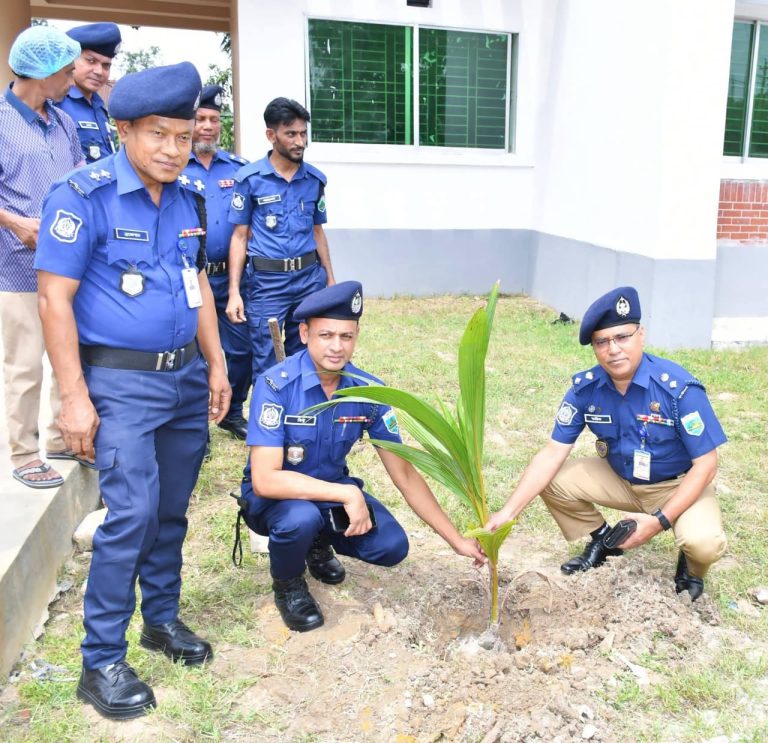 ধামইরহাট থানা পরিদর্শনে পুলিশ সুপার মোহাম্মদ তারিকুল ইসলাম