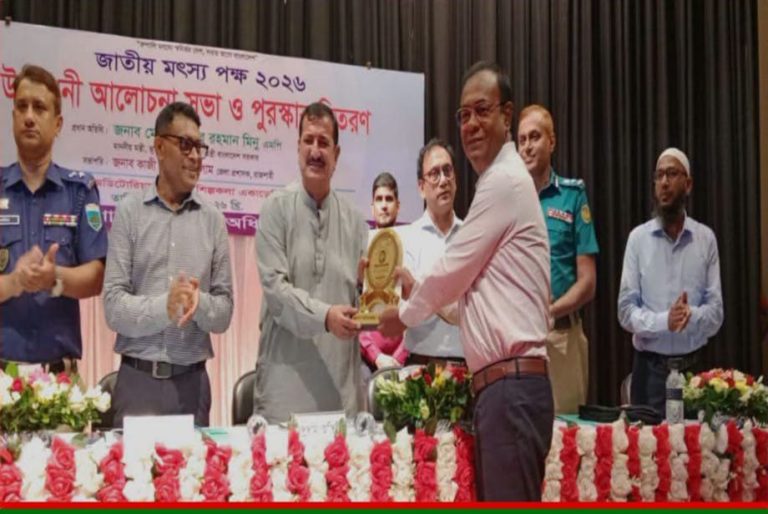 ভূমিমন্ত্রীর হাত থেকে পুরস্কার নিলেন উত্তরবঙ্গের শ্রেষ্ঠ মৎস্য খামারি দুর্গাপুরের- গোলাম সাকলায়েন