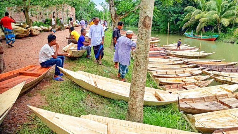 ২০০ বছরের বেশি পুরনো ঐতিহ্যবাহী নৌকার হাট