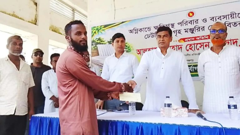 দেবীগঞ্জে অগ্নিকাণ্ডে ক্ষতিগ্রস্তদের ঢেউটিন ও চেক দিলেন পানিসম্পদ প্রতিমন্ত্রী