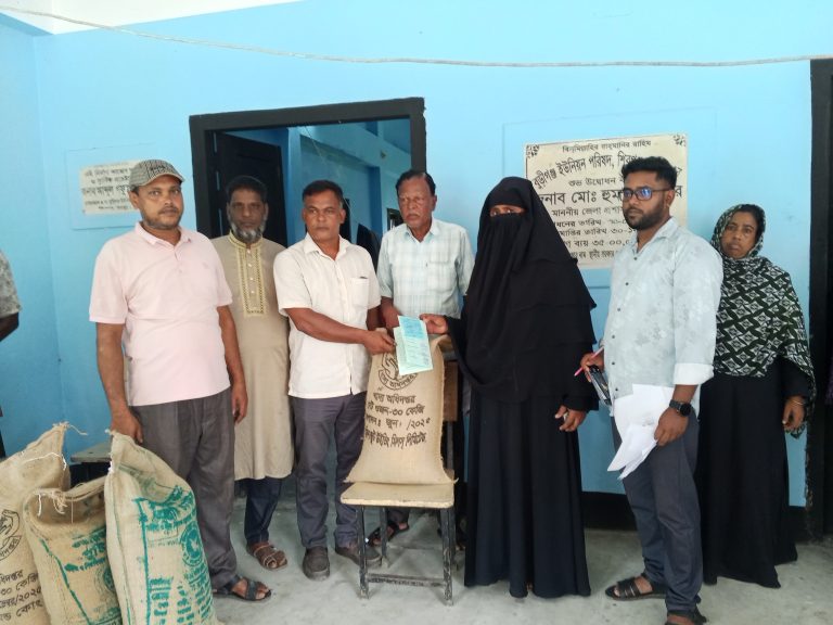 শিবগঞ্জে ১৩৮ ভিডব্লিউবি পরিবারের মাঝে চাল বিতরণ
