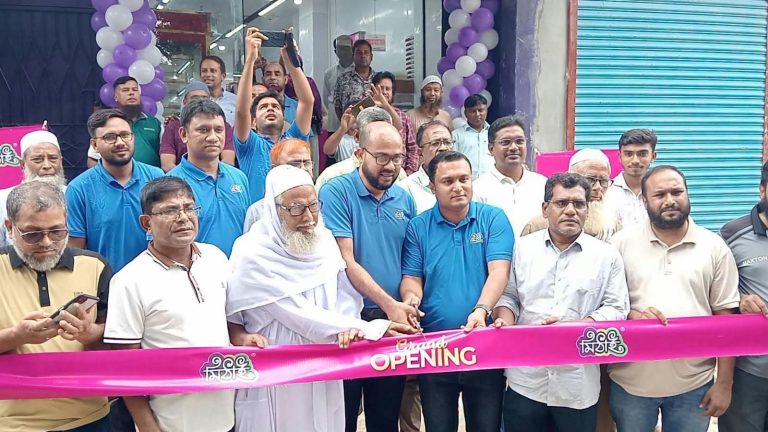 বগুড়ার শিবগঞ্জে উৎসবমুখর পরিবেশে ‘মিঠাই’ আউটলেটের শুভ উদ্বোধন
