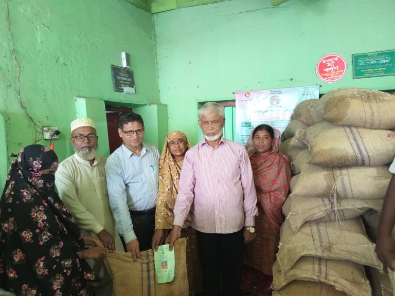 দুপচাঁচিয়ায় ২৭৭ অতি দরিদ্র পরিবারের মাঝে ভিডব্লিউবি কর্মসূচির চাল বিতরণ