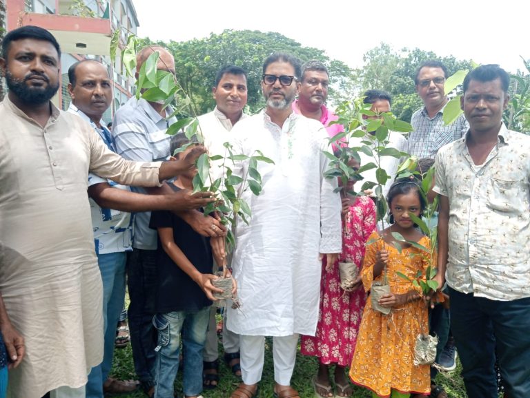 ঈশ্বরগঞ্জের জাটিয়ায় কৃষক দলের উদ্যোগে ৩০০ শিক্ষার্থী পেল গাছের চারা