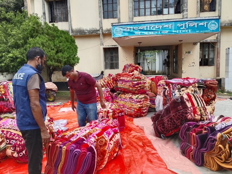 ঈশ্বরগঞ্জে ট্রাকে মিলল ২১ লাখ ৮০ হাজার টাকার ভারতীয় পণ্য, গ্রেপ্তার ২