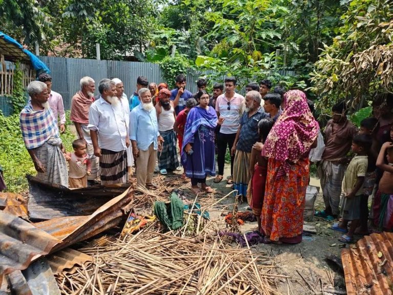 ​সিংড়ায় অ-গ্নি-কাণ্ডে ক্ষ-তি-গ্রস্ত প্রতিবন্ধী সবুজের পাশে উপজেলা প্রশাসন