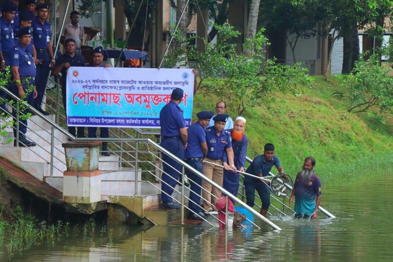 নাটোর পুলিশ লাইন্সের পুকুরে বিভিন্ন প্রজাতির মাছের পোনা অবমুক্ত