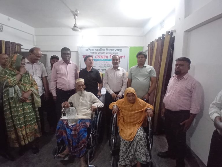 ভাঙ্গুড়ায় শারীরিক প্রতিবন্ধীদের মাঝে প্রশিকার হুইলচেয়ার বিতরণ