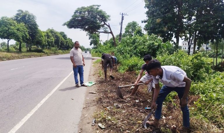 মহাসড়কে শিক্ষার্থীদের নির্বিঘ্নে যাতায়াত ও ছিন-তাই রোধে চৌদ্দগ্রাম যুবদল নেতা জাকিরের ব্যতিক্রমী উদ্যোগ