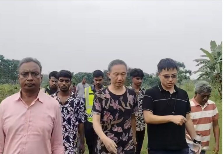 লালপুরে পদ্মার চরে সৌর বিদ্যুৎ প্রকল্প পরিদর্শনে চীনের দল