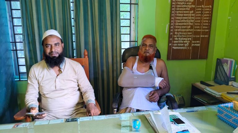 হাত ভা-ঙা নিয়েও টানা ১৫ দিন অফিস করলেন বর্ণি ইউনিয়নের প্যানেল চেয়ারম্যান সামাদ মুন্সী