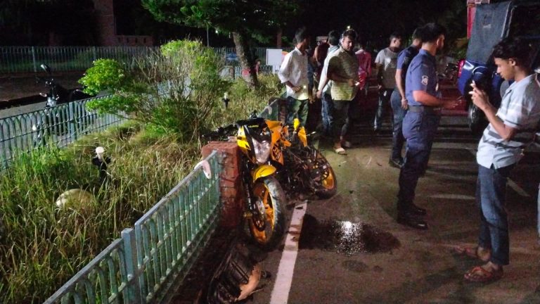 টুঙ্গিপাড়ায় সড়ক দু-র্ঘ-ট-নায় প্রা-ণ গেল স্কুলছাত্রের, আহত ২