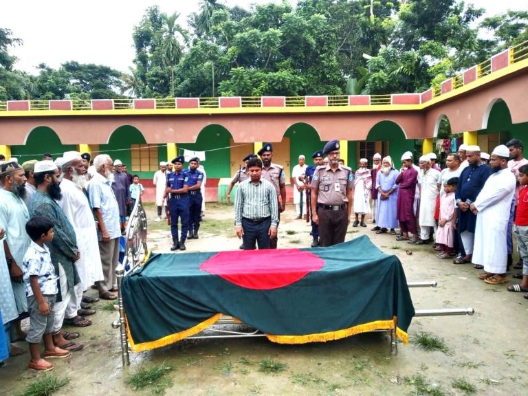 টুঙ্গিপাড়ায় রাষ্ট্রীয় সম্মানে শেষ বিদায় বীর মুক্তিযোদ্ধা আইয়ুব আলী খালাসিকে