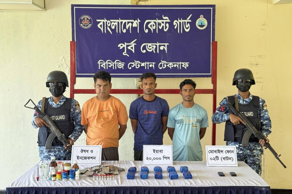 নাফ নদী পেরিয়ে ই-য়া-বা পা-চা-র, টেকনাফে তিনজন আ-ট-ক